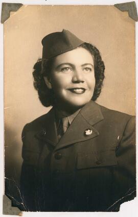 Retrato de Carlota Mello com uniforme militar
