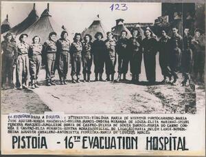 Corpo de enfermeiras da FEB no 16th Evacuation Hospital, em Pistoia. Maria José Aguiar é a segunda, da esquerda para a direita.