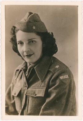 Retrato de Hilda Ribeiro em uniforme militar